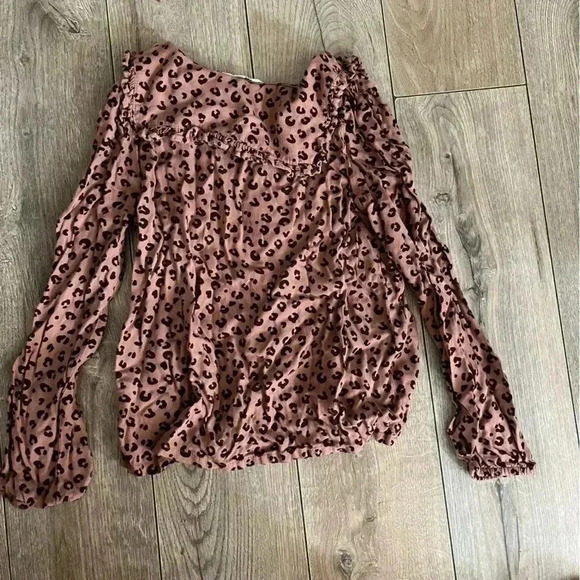 H&M leopard Peter Pan collard neck blouse button front top - Picture 2 of 3